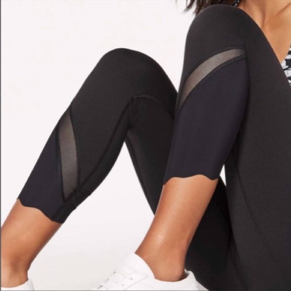 Lululemon Wunder Under Scalloped Hem High-Rise Luxtreme 23” Black Legging, Sz 6 - Picture 2 of 4